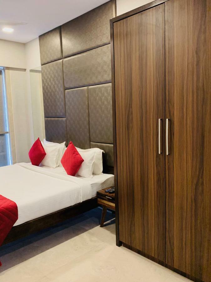 Theory9 Premium Service Apartments Khar Mumbai Exterior photo